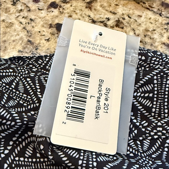 Ripskirt Geometric Black and White Shorts - Picture 2 of 2